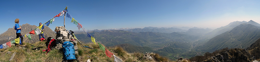 Dalla Corna Camozzera (1452 m) vista sul Resegone e sulla Valle Imagna (territorio bergamasco)