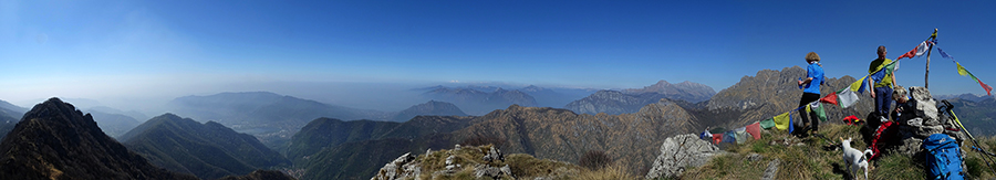 Dalla Corna Camozzera (1452 m) vista sul territorio lecchese e brianzolo