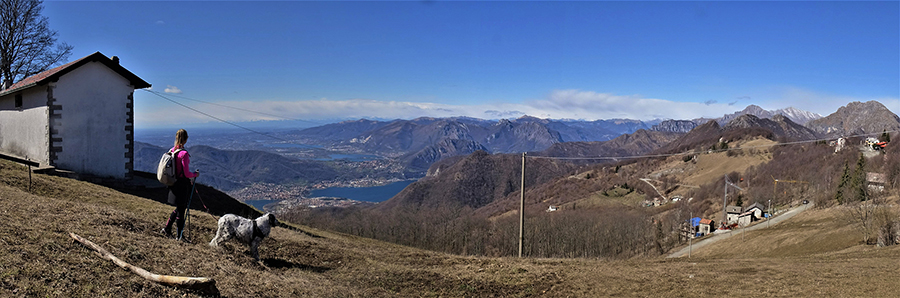 Dal sentiero per il Monte Tesoro vista panoramica verso i laghi brianzoli , la Forcella Alta, l'Ocone e le altre montagne