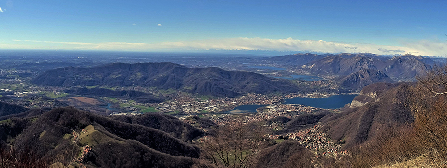 Dal Monte Tesoro vista panoramica verso i laghi brianzoli e le soprastanti montagne