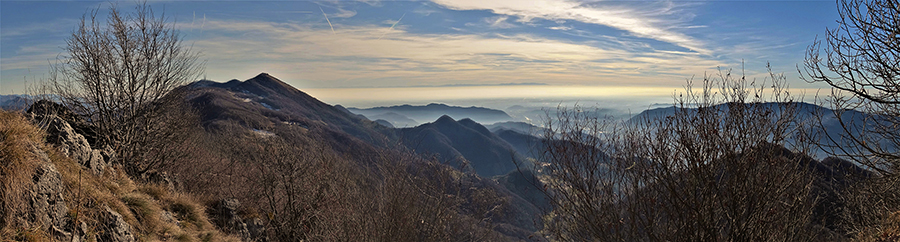 Bella vista panoramica dall'Ocone (1351 m) verso il Monte Tesoro (1431 m) le colline e la pianura