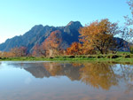 I colori dell'autunno e l'Alben si specchiano nella pozza alle cascine di Zambla Alta