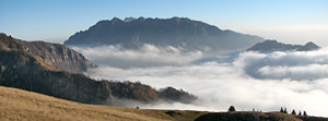 Dagli alti pascoli d'Ortighera: oltre la Val Parina invasa dalla nebbia emerge l'Alben