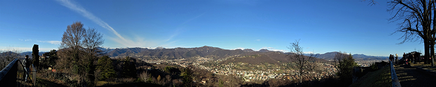 Dal Castello di San Vigilio San Vigilio, panorama a nord verso la Valle Brembana col Canto Alto in primo piano