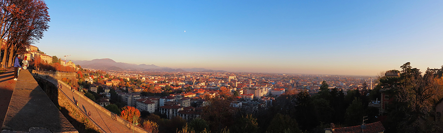 Il Viale delle mura nella luce e nei colori del tramonto