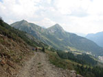 In discesa sulla strada sterrata (sentiero 201) verso Foppolo - foto Piero Gritti 28 luglio 07