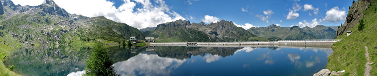 Il Lago di Pescegallo in Val Gerola con lì'imponente alta diga di sbarramento; sulla destra il sentiero 161 - foto Piero Gritti 9 luglio 08