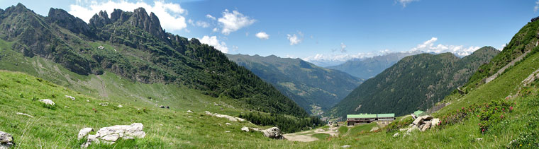 Il Rifugio Salmurano in alta Val Gerola - foto Piero Gritti 9 luglio 08
