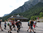 Escusionisti in partenza dai Piani di Ceresola (Rif. Trifoglio) - foto Piero Gritti  26 luglio 07