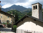 Valtorta - L'antica chiesa di S. Antonio e...il Pizzo Tre Signori - foto Piero Gritti  26 luglio 07