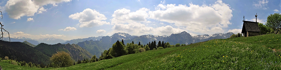 Vista panoramica dai prati della Pigolotta con la bella Cappella