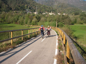 ...sulla ...'sopraelevata' nella piana di Lenna con vista verso Valnegra -  foto Piero Gritti 15 ott 07