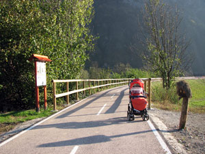 Sulla ciclovia si può parcheggiare anche il passeggino!- foto Piero gritti 15 ott 07