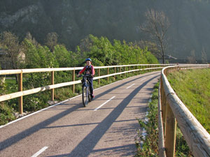 Sulla 'sopraelevata' nella piana di Lenna...bello! - foto Piero Gritti 15 ott 07