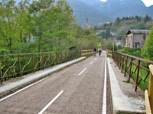 Sul tracciato sopraelevato nella piana di Lenna con vista verso la Chiesa di Piazza Brembana - foto Piero Gritti 15 ott 07