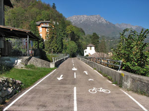 Ponte dell'ex-ferroviia con vista su S. Giovanni Bianco - foto Piero Gritti 15 ott 07