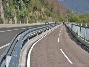 Sul rettilineo dei Piani di Scalvino di Lenna - foto Piero Gritti 15 ott 07