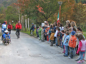 Il dott. Gildo con la sua bici speciale - foto Piero Gritti 20 ottobre 07