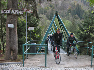 Passaggio sul ponte in località Fienili di Lenna - foto Piero Gritti 20 ottobre 07