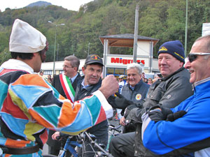Arlecchino accoglie gli illustri ciclisti  - foto Piero Gritti 20 ottobre 07