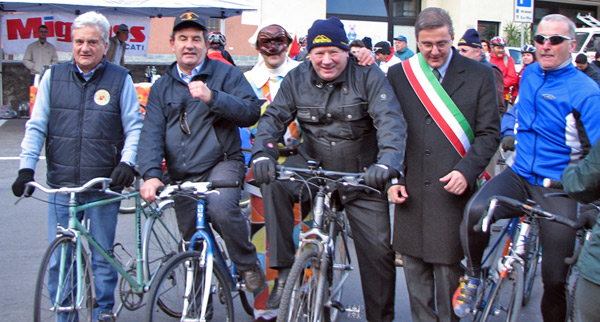 Alcuni protagonisti dell'inaugurazione: Valerio Bettoni in prima posizione per tutto il percorso della Ciclovia - foto Piero Gritti 20 ottobre 07