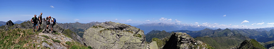 In vetta al Ponteranica or. (2378 m) panorama dalle Orobie alle Alpi Retiche