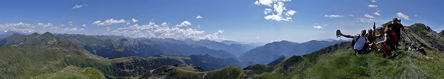 Splendida vista dal Colombarolo (2309 m) verso la Valle Brembana e le sue montagne
