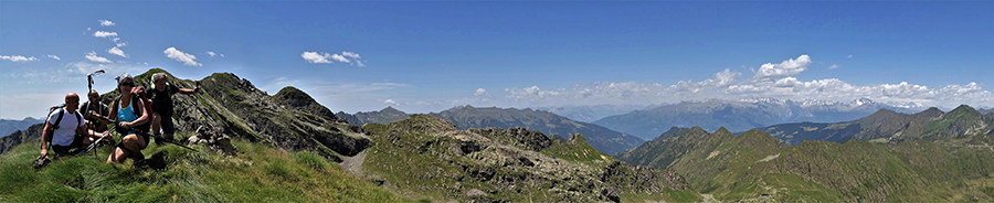 Splendida vista dal Colombarolo (2309 m) verso la Valtellina e le Alpi Retiche