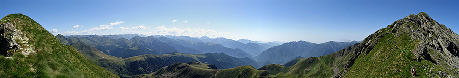 Tra Colombarolo a sx e Ponteranica or. a dx ampia vista sulla Val Brembana e le sue montagne