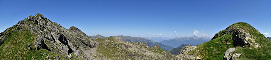Tra Colombarolo a dx e Ponteranica or. a sx ampia vista verso la Valtellina e le Alpi Retiche