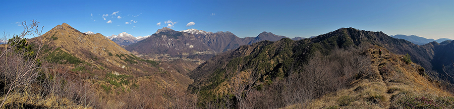 Dalla cresta di vetta del Monte Corno - Crus di Coregn panoramica a nord-est