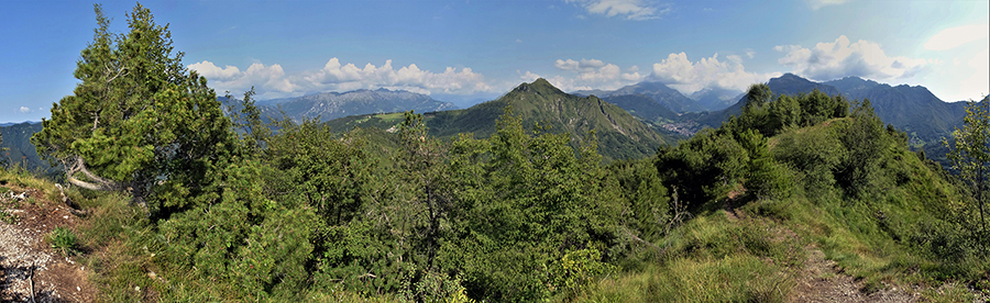 Dalla cima del Pizzo Rabbioso (1151 m) vista panoramica verso le cime di Val Serina