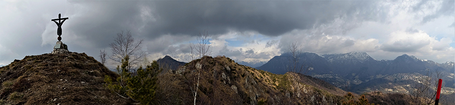 Dalla croce del Pizzo Rabbioso (1130 m) vista in cima Pizzo Rabbioso (1151 m) e verso Monte Alben