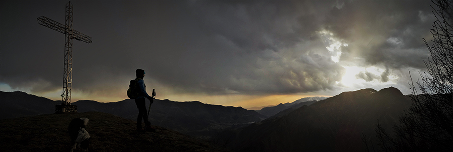 Dalla croce del Pizoo di Spino (958 m) vista sulla conca di Zogno con temporale