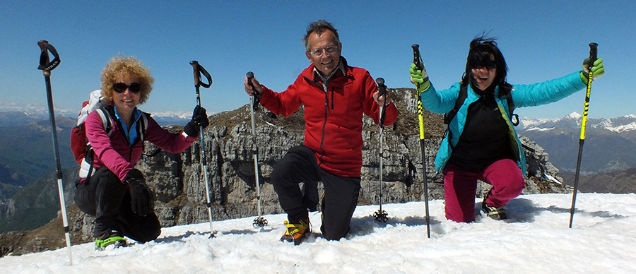 In vetta al Pizzo Brumano (1851 m) con alle spalle Pizzo Daina, Punta di Val Negra, Punta Cermenati