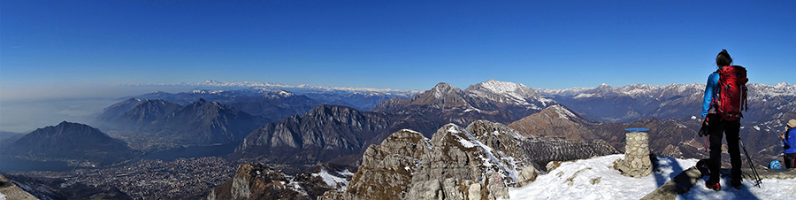 Vista panoramica dal Resegone su Lecco, i suoi laghi, i suoi monti ed oltre 