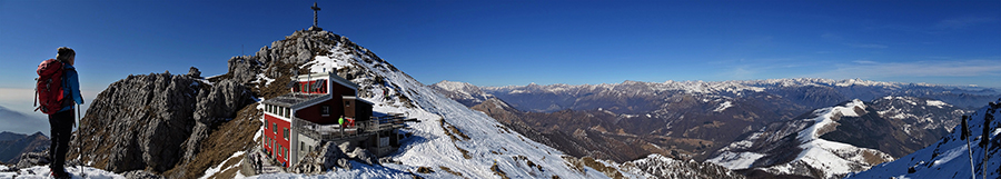 Rif. Azzoni e Punta Cermenati in Resegone con vista panoramica ad est verso Val Taleggio ed oltre