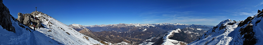 Vista panoramica dal Rif. Azzoni e Punta Cermenati in Resegone ad est verso Val Taleggio, Val Imagna ed oltre verso le Orobie