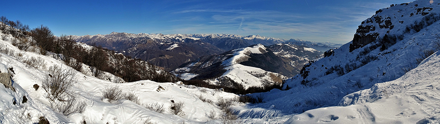 Salendo in Resegone pestando neve con vista sulla costa del Palio ed oltre