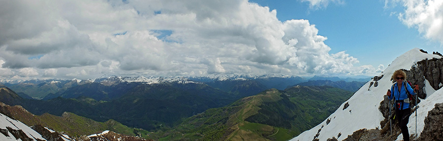 Dalla cresta di Punta Cermanati in Resegone vista sulle valli Taleggio ed Imagna