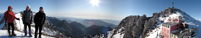 Dal Resegone vista verso la pianura, il Rif. Azzoni e la croce di vetta - foto Piero Gritti 27 dic. 09