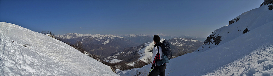 Vista panoramica salendo sul sent. 571 verso Valle Imagna e le Orobie