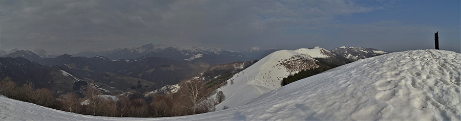 Salendo alla Porta del Palio (1415 m) con vista Vewrso Zuc de Valmana, I Canti, I Tre Faggi...