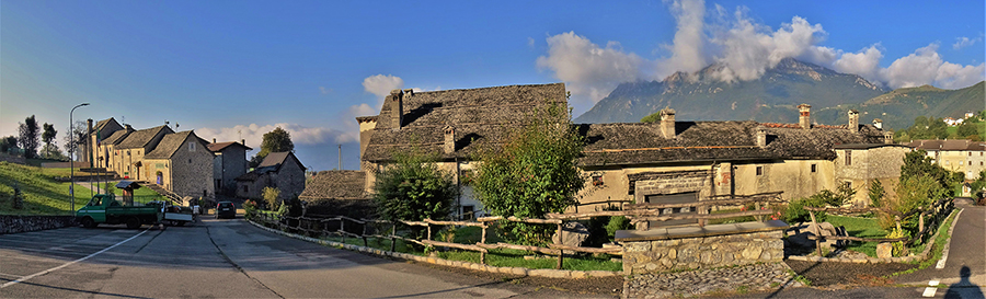Borgo antico di Arnosto con vista in Resegone
