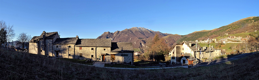 Arnosto, borgo antico ben restaurato, con vista in Resegone