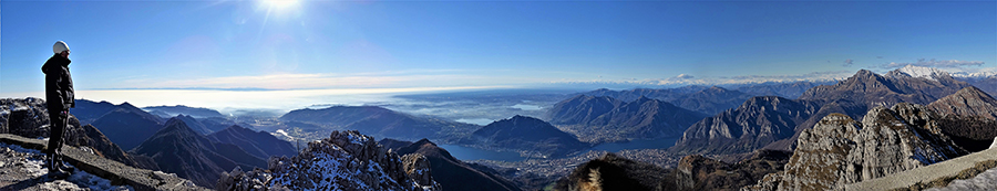 Vista panoramica dal Resegone verso ovest con Lecco, i suoi monti, i suoi laghi