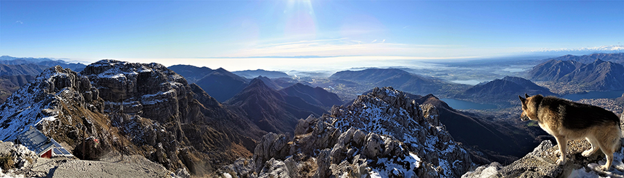 Vista panoramica dal Resegone verso ovest con Lecco, i suoi monti, i suoi laghi