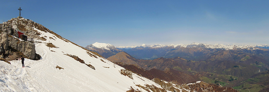 Vista panoramica dalla cresta di vetta del Resegone