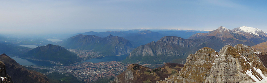 Dal Resegone vista panoramica su Lecco, i suoi laghi, le sue montagne
