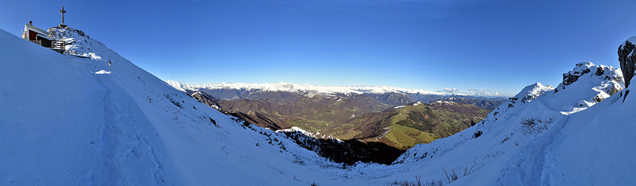 A sx Rif. Azzoni e croce del Resegone in Punta Cermenati (1875 m), al centro Costa del Pallio e Orobie imbiancate in lontananza, a dx Pizzo Daina